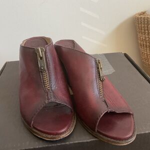 FRYE Izzy Moto Mule 9 USED